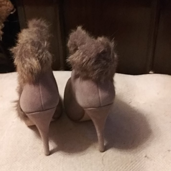 COLIN STUART BEIGE SUEDE AND FUR BOOTIES - Picture 6 of 10